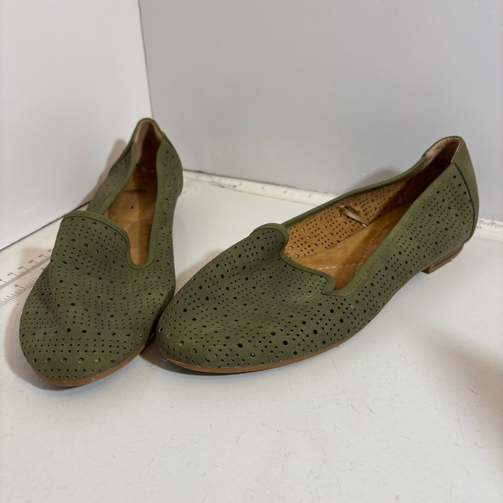 🛍️3/$30 Comfort by Alexis Bendel green perforated ballet flats in size 9